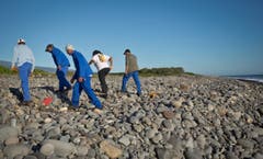 Am Strand von La Réunion werde weitere Teile gesucht. (Bild: Keystone)