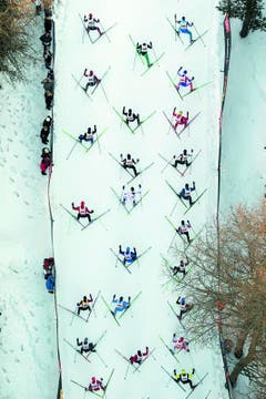 Peter Klaunzer - 2. Platz Kategorie «Sport»: Dreispurig bergauf. Während die Spitze längst uber alle Berge ist, staut sich das Feld an engen Stellen. Am Sonntag, 10. März 2013, nehmen rund 12 500 Langläufer am 45. Engadiner Skimarathon im Kanton Graubunden teil. Dieser fuhrt uber 42 Kilometer von Maloja nach S-Chanf. Der erste Läufer ist nach 1 Stunde 28 Minuten im Ziel, der letzte nach 6 Stunden 21 Minuten. (Bild: Swiss Press Photo / Peter Klaunzer)