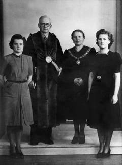Margaret Thatcher, geborene Margaret Roberts (r.), auf einem Familienbild mit ihrer Schwester Muriel und ihren Eltern (1945). Ihr Vater Alfred Roberts war Lebensmittelhändler, die Familie lebte in einer Wohnung über dem Laden. (Bild: Keystone)