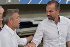 Der Luzerner Trainer Markus Babbel (rechts) und der Basler Trainer Urs Fischer begrüssen sich vor dem Spiel. (Bild: Keystone / Walter Bieri)
