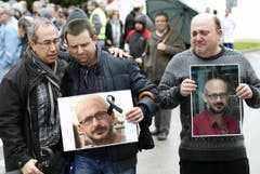 Mitarbeiter der Firma Delphi trauern während einer Schweigeminute in Barcelona um ihre beim Flugzeugabsturz verunglückten Kollegen. (Bild: EPA)