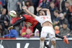 Fliegendes Duell: Der Luzerner Dario Lezcano (rechts) gegen den Aarauer Luca Radice. (Bild: Keystone)