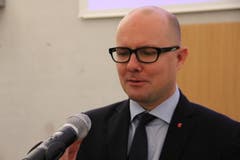Scheint zu funktionieren: Wahlzentrums-Leiter Mathias Brun testet das Mikrofon. (Bild: Geri Holdener)