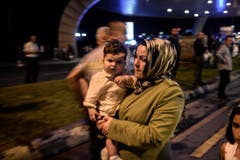 Turkish Airlines strich für Mittwoch mehr als 340 Flüge. Die Airline bot allen Reisenden mit Buchungen von oder nach Atatürk Airport an, die Flüge kostenlos umzubuchen oder zu stornieren.