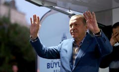 Präsident Recep Tayyip Erdogan winkt seinen Anhängern zu in Istanbul. (Bild: EPA/STR)