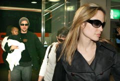 Erwischt: Kaum von Jennifer Aniston geschieden, wird Brad Pitt an der Seite von Angelina Jolie gesehen (2005). Im Arm hält er deren Adoptivtocher Zahara, für die er noch im selben Jahr einen Adoptionsantrag stellt. (Bild: Keystone)