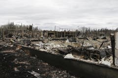 Zerstörte Häuser nach dem Waldbrand. (Bild: AP Photo / Rachel La Corte)