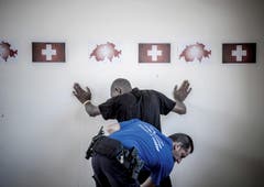 Platz 3, Kategorie Aktualität, in seiner Tasche ein Traum (Bild: Swiss Press Photo / Pablo Gianinazzi)