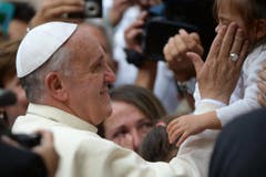 Besondere Begegnung mit einem Kind beim Besuch in Assisi. (Bild: Keystone)