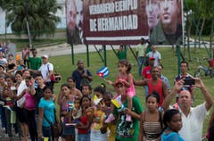 Vor einer Tafel mit Fidel Castro, Jose Marti, Simon Bolivar und Hugo Chavez (v.l.) warten die Zuschauer auf Franziskus. (Bild: Ismael Francisco)