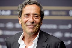 Medienunternehmer Roger Schawinski posiert auf dem grünen Teppich. (Bild: Keystone)