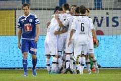 Luganos Spieler feiern das 0:1 für Lugano in der ersten Halbzeit. (Bild: Keystone / Urs Flüeler)