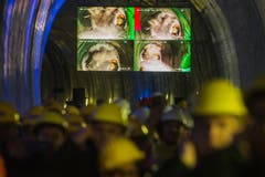 Bauarbeiter verfolgen den erfolgreichen Durchstoss der Weströhre am Ceneri-Basistunnel. (Bild: Keystone)