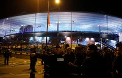 Polizisten riegeln das Gelände rund um das Stade de France ab. (Bild: Michel Euler)
