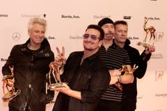 Stolz präsentieren U2 ihren Bambi in der Kategorie Internationale Musik. (Bild: Keystone)