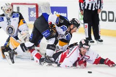 Team Canadas Chris Didomenico, rechts, gegen Luganos Goalie Elvis Merzlikins und Lorenz Kienzle. (Bild: Keystone/GIAN EHRENZELLER)