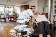 SWISS PRESS PHOTO 18 - 2. PREIS SCHWEIZER REPORTAGEN: REMO NAEGELI - Michael Keller ist mit seiner mobilen Zahnarztpraxis im Urnerland unterwegs. (Bild: (SWISS PRESS PHOTO/Remo Naegeli fuer Schweizer Illustrierte))