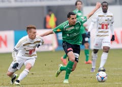 Der St.Galler Yannis Tafer, Mitte, und der Luzerner Oliver Bozanic, links, kämpfen um den Ball. (Bild: Keystone)