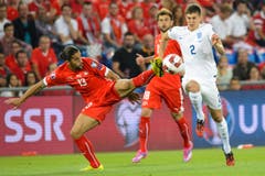 John Stones, rechts, im Zweikampf mit Ricardo Rodriguez. (Bild: Keystone/Laurent Gillieron)