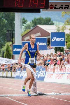 Der Langenthaler Fabian Kuert gewinnt über die Halbmarathon-Strecke. (Bild: Manuela Jans-Koch / Neue LZ)