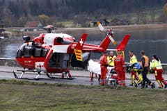 Ein Helikopter der Rega musste einen Schützen wegen gesundheitlichen Problemen wegfliegen. (Bild: Werner Schelbert / Neue ZZ)