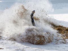1. Platz, Kategorie Sport, Sturz im Shuttlecock Corner - Cresta Run: Dem Piloten im St. Moritzer Cresta Run wiederum wäre es vielleicht lieber gewesen, man hätte weggeschaut. Arnd Wiegmann hat dessen wilden Sturz für Reuters fotografiert: so witzig kann Pech manchmal sein. (Bild: Swiss Press Photo / Arnd Wiegmann)