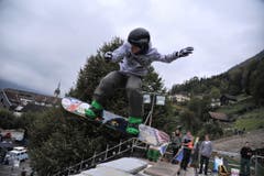 Ein Snowboarder bei seinem 'Move'. (Bild: Urs Hanhart / Neue UZ)