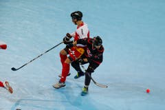Streethockey WM in der Bossard Arena in Zug. Im Bild der Schweizer Alexendre Mermoud und der Kanadier Jeremy Paradis. (Bild: Stefan Kaiser (Neue Zuger Zeitung) PHOTO)