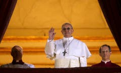 Am 13. März 2013 winkt der neue Papst vom Balkon: Er hat den Namen Franziskus gewählt. Die Masse musste etwas länger warten auf ihn, weil er sich weigerte, die pompösen Papst-Kleider anzuziehen und stattdessen in schlichtem Weiss auf den Balkon treten wollte. (Bild: Keystone)