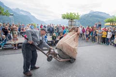 Die Strassenkünstler Compagnie Dynamogne am Samstag. (Bild: Urs Flüeler/Keystone)