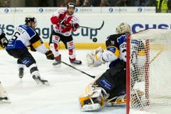 Luganos Lorenz Kienzle (links) und Goalie Elvis Merzlikins (rechts) gegen Team Canadas James Sheppard (mitte). (Bild: EPA/PASCAL MULLER)