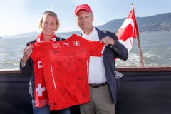 Der Schweizer Botschafter Beat Nobs erhält das Shirt der Schweizer Frauen-Nati. Übergeben wird es von der Trainerin Martina Voss-Tecklenburg aus Deutschland. (Bild: KEYSTONE / SALVATORE DI NOLFI)