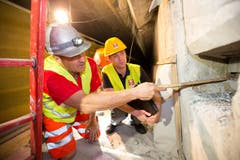Die Besichtigung der Baustelle Acheregg begleiten Daniel Heinz Javet (links), Polier Implenia und Niklaus Studer, Projektleiter Baudirektion Nidwalden. (Bild: Roger Zbinden / Neue NZ)