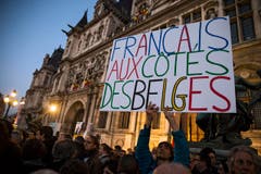 Solidarität in Paris: «Franzosen zusammen mit Belgiern» lautet simpel und einfach die Botschaft auf dem Transparent. (Bild: EPA/ETIENNE LAURENT)