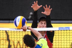 Der Thailänder Marudet Buntem im direkten Spiel am Netz gegen Irian Mika. (Bild: FIVB)