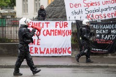 Die Polizei riegelt auf dem Helvetiaplatz Demonstranten ab. (Bild: ENNIO LEANZA)