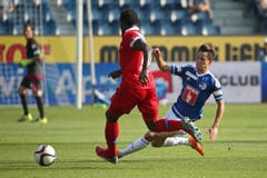 Luzerns Clemens Fandrich (R) gegen Sions Pa Modou. (Bild: Philipp Schmidli)
