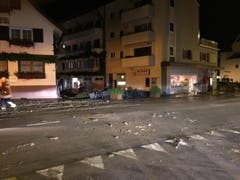 Die verwüstete Strasse in Pfäffikon. (Bild: Kantonspolizei Schwyz)