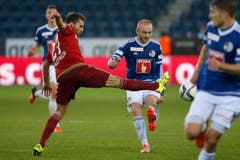 Philipp Muntwiler von Vaduz, links, und Marco Schneuwly von Luzern, rechts, kämpfen um den Ball beim Fussball Meisterschaftsspiel der Super League zwischen dem FC Luzern und dem FC Vaduz in der Swissporarena in Luzern. (Bild: Keystone/Alexandra Wey)