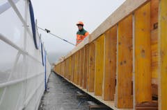 Beim Viadukt Biel wird eine Schalung vorbereitet. (Bild: Philipp Unterschütz / Neue NZ)