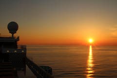 Romantischer Sonnenuntergang vor der Küste von Rom fotografiert vom Kreuzschifffahrt Costa Diadema aus (Bild: Husmann Xaver)