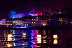 Die künstlerischen Inszenierungen von Gebäuden, Strassen und Altstadttürmen sollen die Besucher in eine geheimnisvolle Welt eintauchen lassen. (Bild: Keystone / Cyril Zingaro)