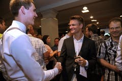 Gegenseitige Gratulationen beim Apero. (Bild: Urs Hanhart)