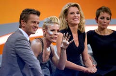 Moderator Markus Lanz, die amerikanische Sängerin Pink, Schauspielerin Maria Furtwängler und die deutsche Sängerin Nena in der TV-Sendung "Wetten, dass...?" am 8. Dezember 2012. (Bild: Keystone)
