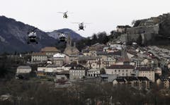 Nach einem Unterbruch in der Nacht nahmen die Bergungsmannschaften am frühen Morgen ihre Arbeit wieder auf. Mehrere Helikopter starteten zur schwer zugänglichen Unglücksstelle. (Bild: Keystone)