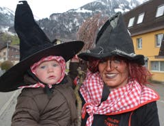 Hexen gehören in Giswil - ob gross oder klein - einfach zur Fasnacht dazu. (Bild: Romano Cuonz)