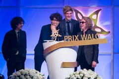 Freude bei der Band Pegasus: Ihre Musik wurden in der Sparte Pop/Rock ausgezeichnet. (Bild: KEYSTONE/Ennio Leanza)