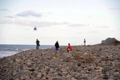 Am Strand von La Réunion werde weitere Teile gesucht. (Bild: Keystone)