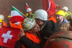 Bauarbeiter feiern den erfolgreichen Durchstoss der Weströhre am Ceneri-Basistunnel. (Bild: Keystone)