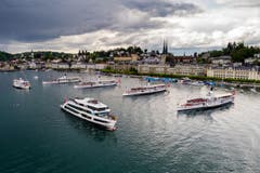 Das neue SGV-Schiff MS Diamant (vorne) führte die Schiffsparade auf dem Vierwaldstättersee an. (Bild: Philipp Schmidli)